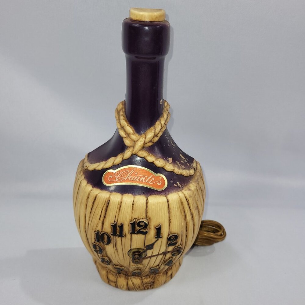 Chianti Wine Bottle Vintage Plastic Clock Model H6792 Made USA